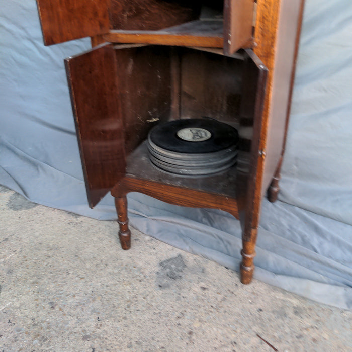 ITONIA ENGLISH HAND-CRANK GRAMOPHONE, OAK WITH BIRCH SIDE PANELS