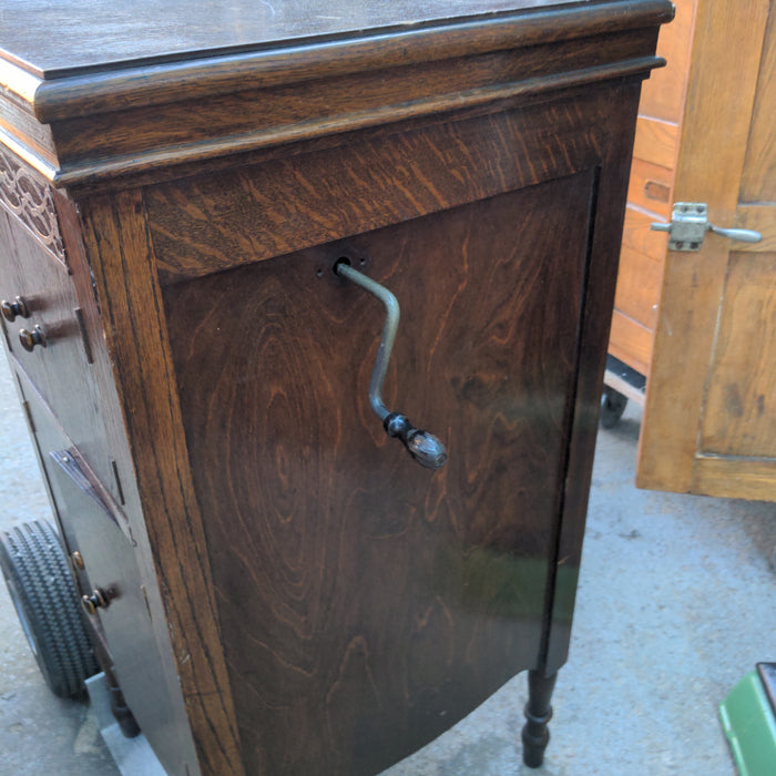 ITONIA ENGLISH HAND-CRANK GRAMOPHONE, OAK WITH BIRCH SIDE PANELS