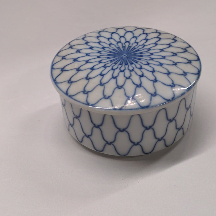 BLUE AND WHITE PORCELAIN LIDDED ROUND BOX