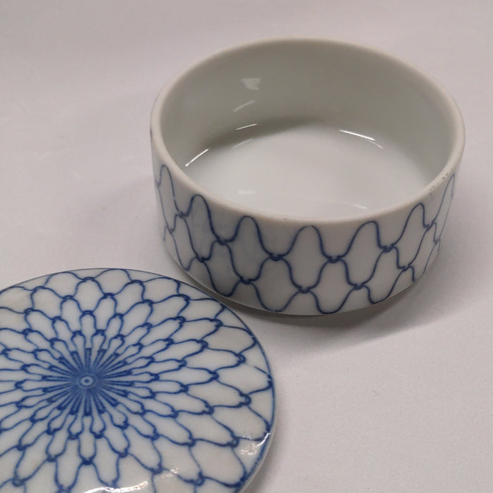 BLUE AND WHITE PORCELAIN LIDDED ROUND BOX