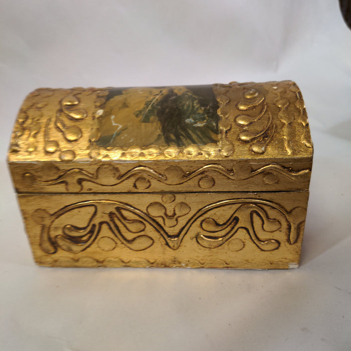 SMALL ITALIAN BOX WITH PORTRAIT OF A WOMAN ON DOMED LID