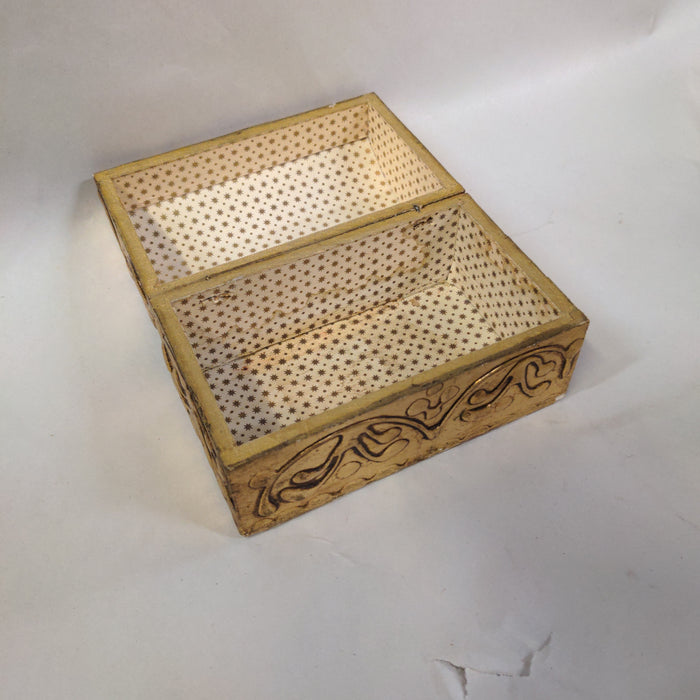 SMALL ITALIAN BOX WITH PORTRAIT OF A WOMAN ON DOMED LID