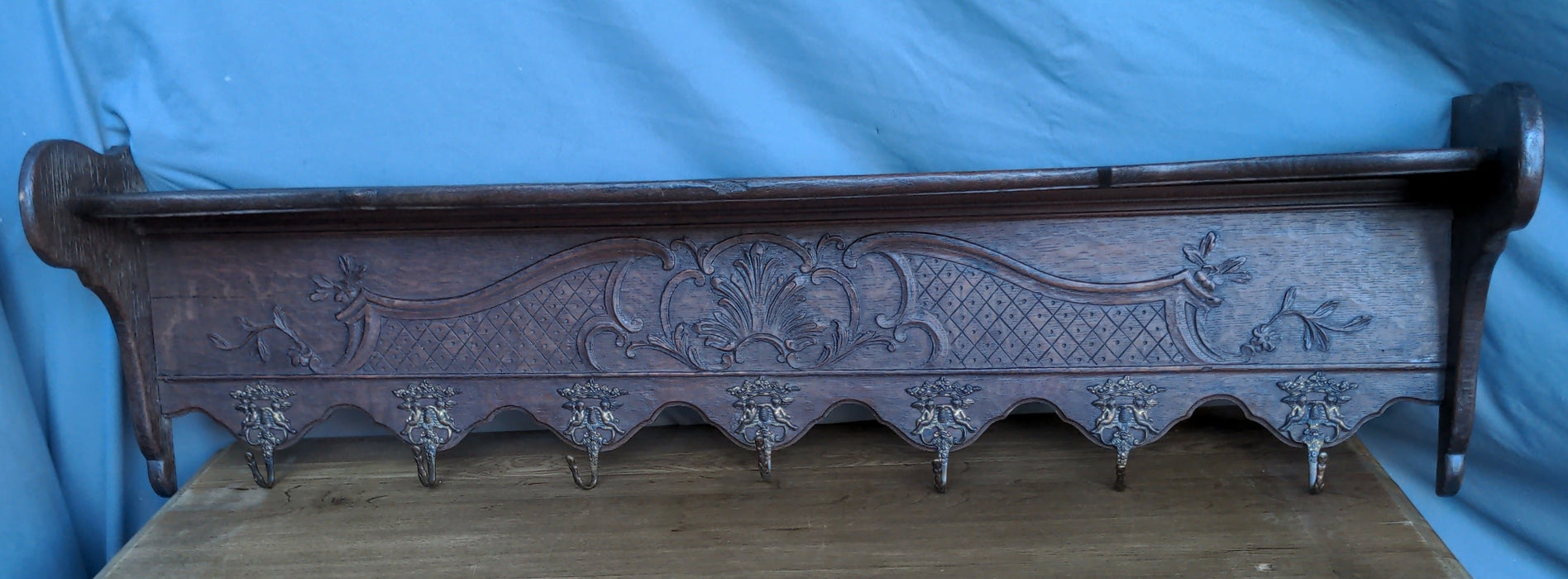LIEGES OAK WALL RACK WITH CROWN & CHERUB HOOKS
