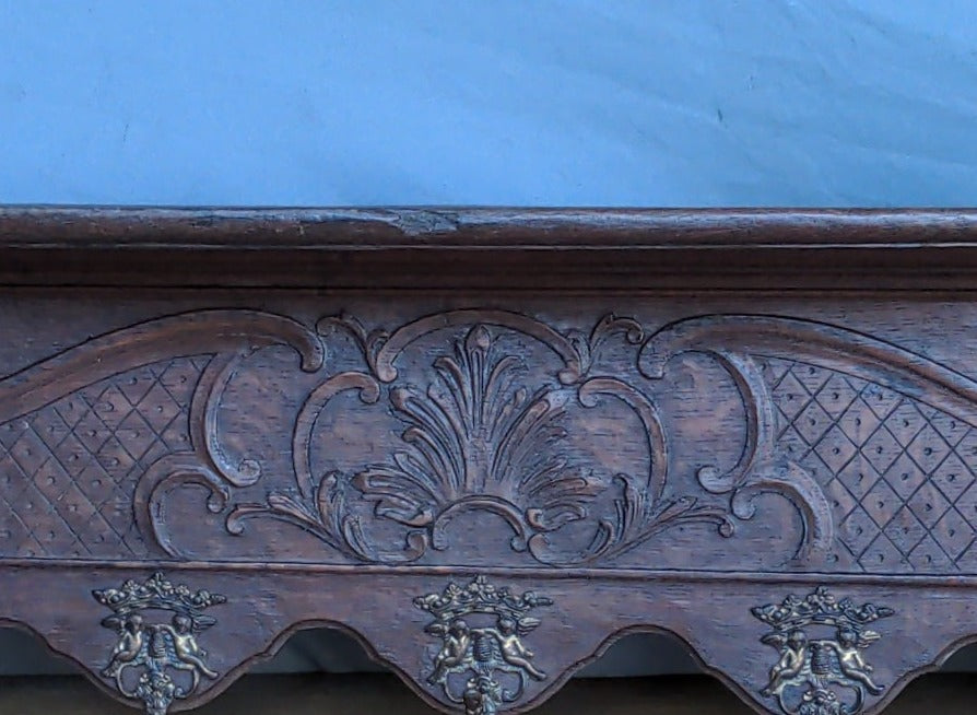 LIEGES OAK WALL RACK WITH CROWN & CHERUB HOOKS