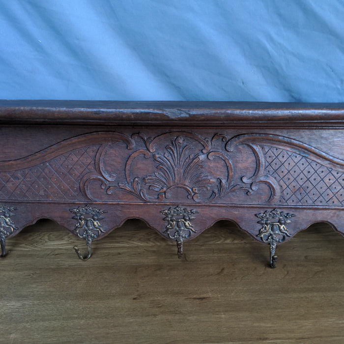 LIEGES OAK WALL RACK WITH CROWN & CHERUB HOOKS
