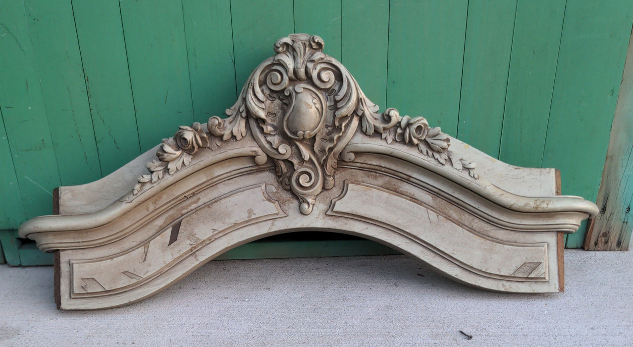 PAINTED LOUIS PHILIPE PEDIMENT