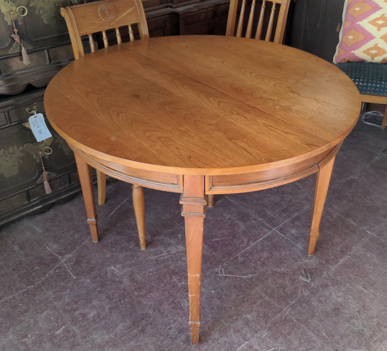 LOUIS XVI STYLE MIDCENTURY ROUND TABLE WITH 2 LEAVES