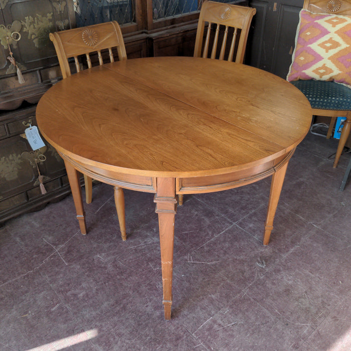 LOUIS XVI STYLE MIDCENTURY ROUND TABLE WITH 2 LEAVES