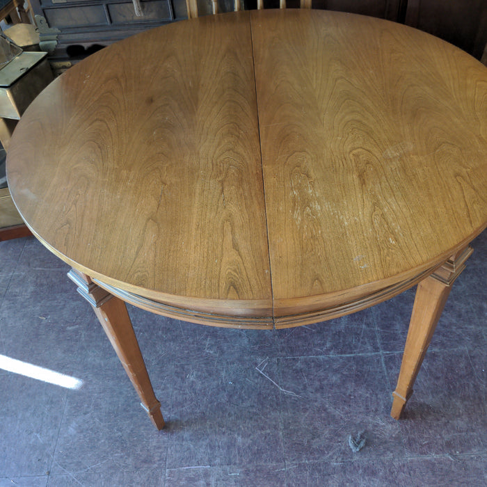 LOUIS XVI STYLE MIDCENTURY ROUND TABLE WITH 2 LEAVES