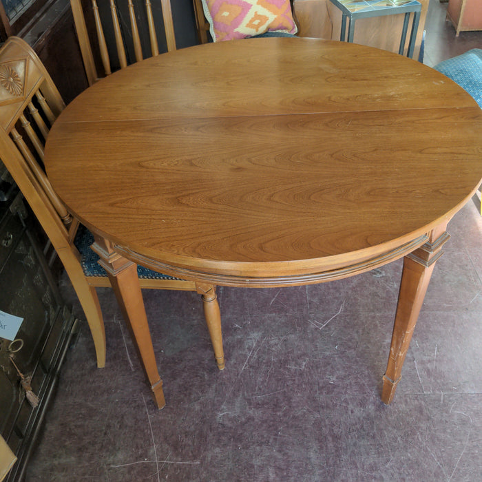 LOUIS XVI STYLE MIDCENTURY ROUND TABLE WITH 2 LEAVES