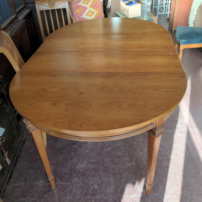 LOUIS XVI STYLE MIDCENTURY ROUND TABLE WITH 2 LEAVES