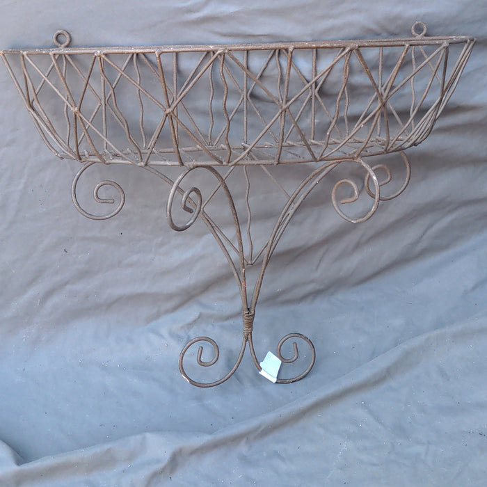 IRON WIRE WALL PLANTER