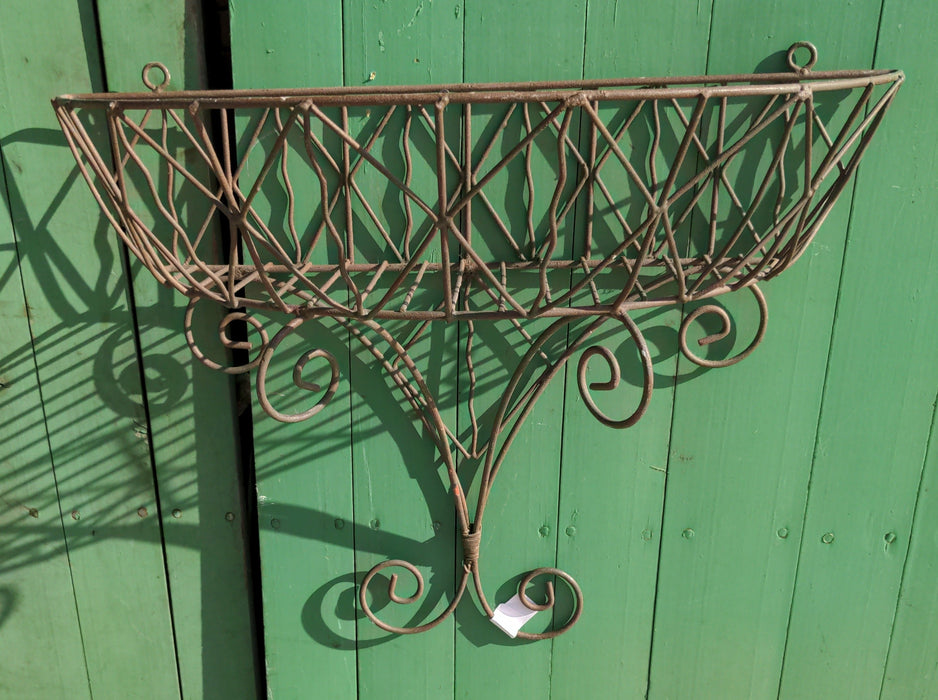 IRON WIRE WALL PLANTER
