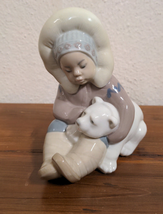 LLADRO ESKIMO CHILD SITTING IN SNOW