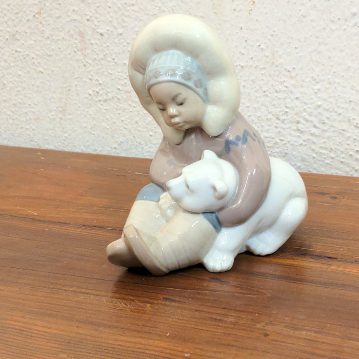 LLADRO ESKIMO CHILD SITTING IN SNOW