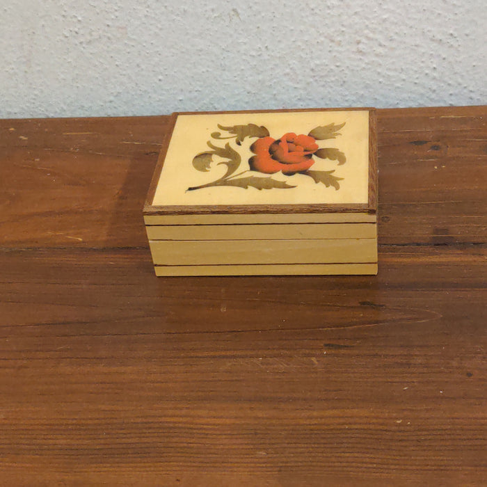 SMALL WOOD BOX WITH INLAID FLOWER