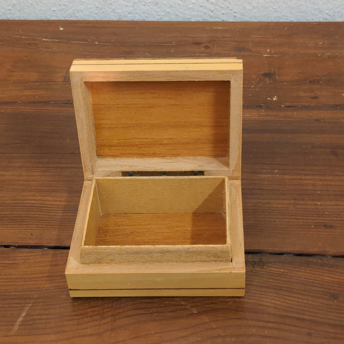SMALL WOOD BOX WITH INLAID FLOWER