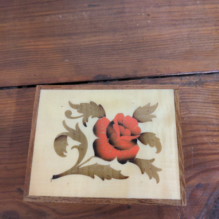 SMALL WOOD BOX WITH INLAID FLOWER