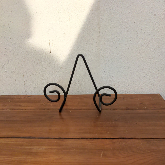 BLACK WROUGHT IRON PLATE STAND