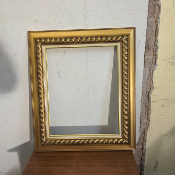 GUILT FRAME WITH GADROONING AND WHITE FILLET