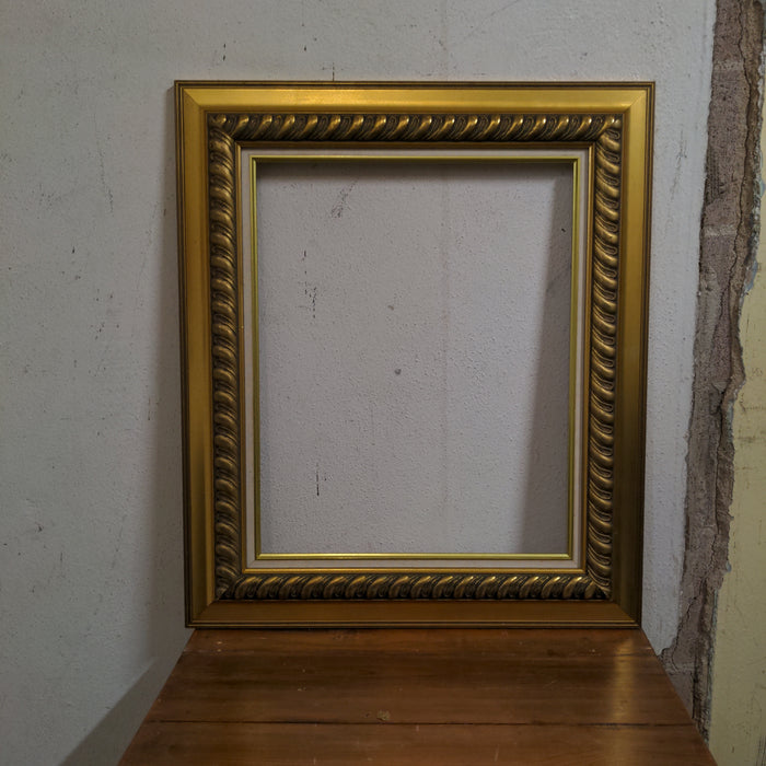 GUILT FRAME WITH GADROONING AND WHITE FILLET