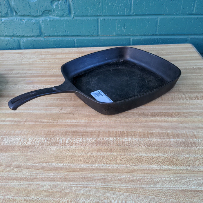 WAGNER SQUARE CAST IRON SKILLET