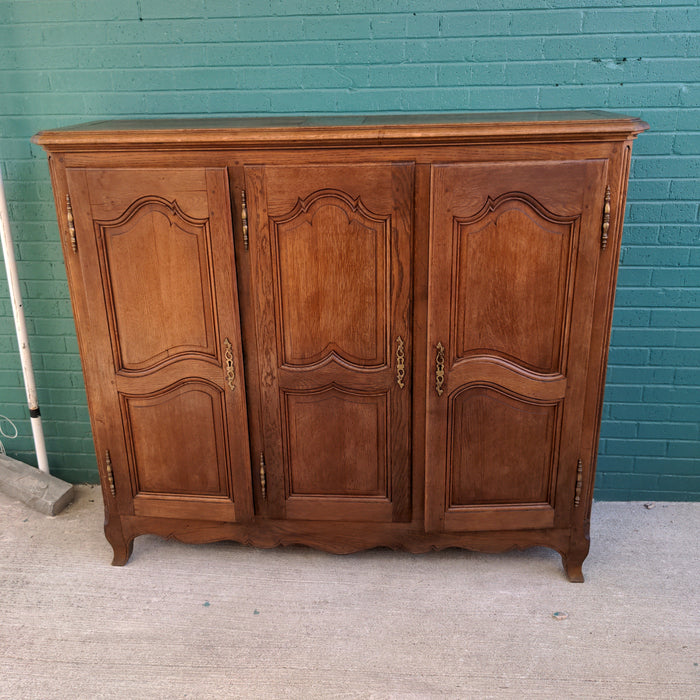 SHALLOW 3 DOOR COUNTRY FRENCH PEGGED OAK CABINET