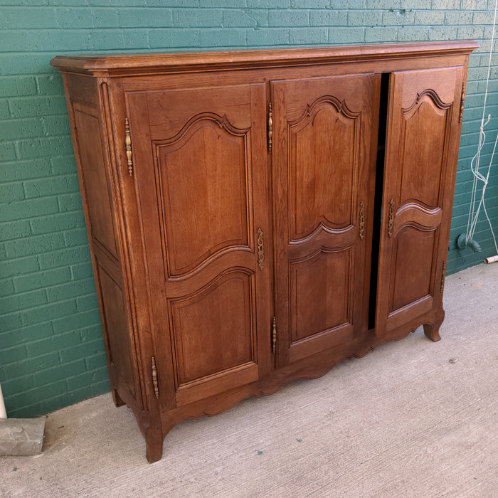 SHALLOW 3 DOOR COUNTRY FRENCH PEGGED OAK CABINET