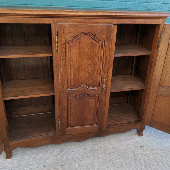 SHALLOW 3 DOOR COUNTRY FRENCH PEGGED OAK CABINET