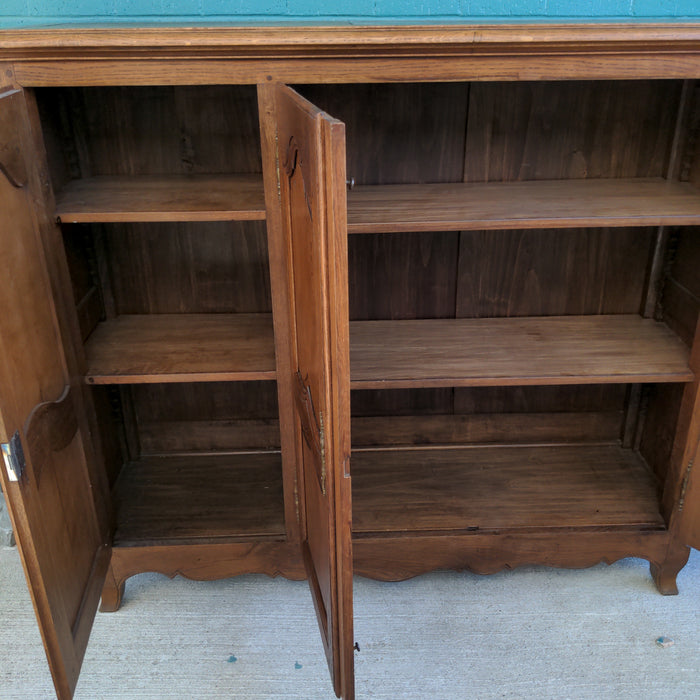 SHALLOW 3 DOOR COUNTRY FRENCH PEGGED OAK CABINET