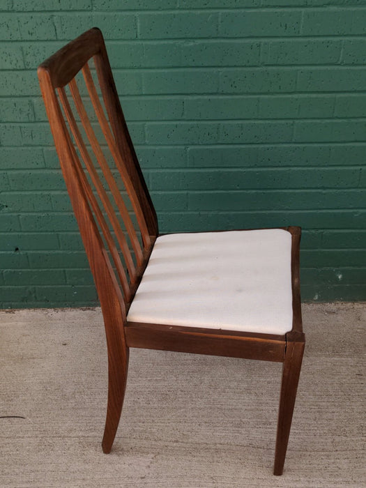 SINGLE MID-CENTURY CHAIR IS FOUND