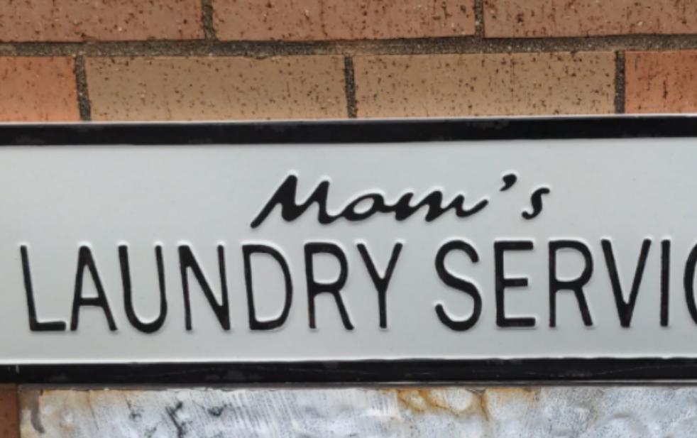 MOM'S LAUNDRY SERVICE SIGN