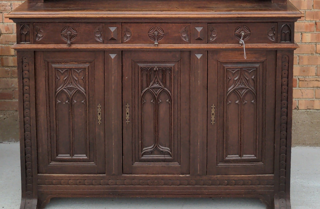 LINEN FOLD BUFFET WITH QUATREFOILS