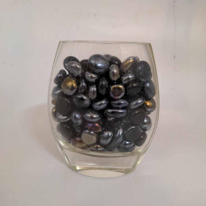 SMALL GLASS VASE WITH STONES