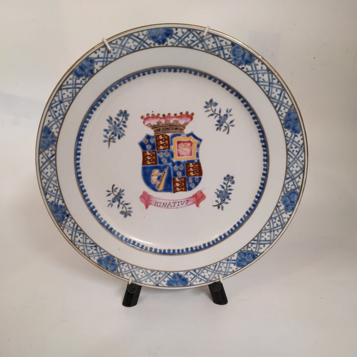 CHINESE DECORATIVE PLATE WITH BLUE COAT OF ARMS