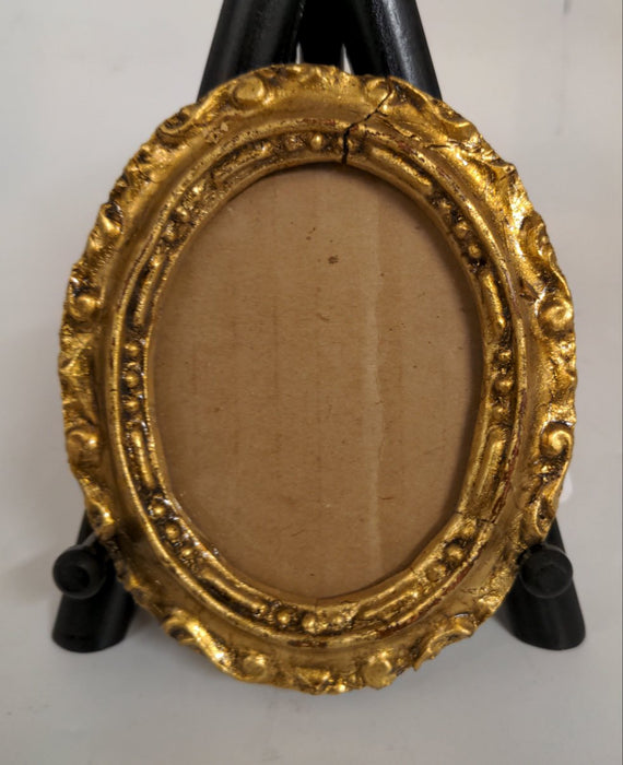 SMALL GILTWOOD OVAL FRAME