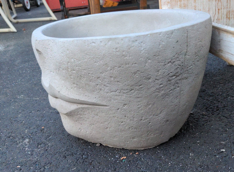 LARGE LIPS CONCRETE PLANTER