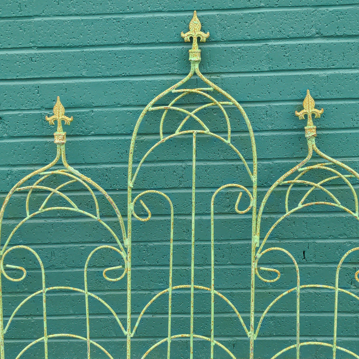 SET OF FOUR FENCES SECTIONS WITH THREE FINIALS