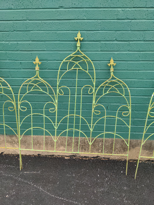 SET OF FOUR FENCES SECTIONS WITH THREE FINIALS