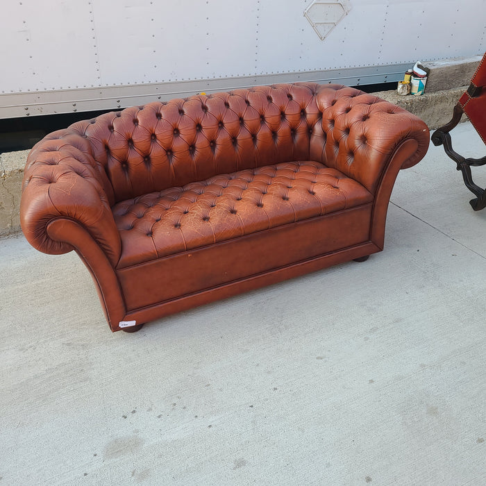 SMALL LEATHER CHESTERFIELD LOVESEAT