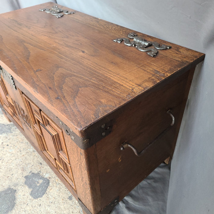 SMALL FLEMISH OAK COFFER WITH IRON HINGES