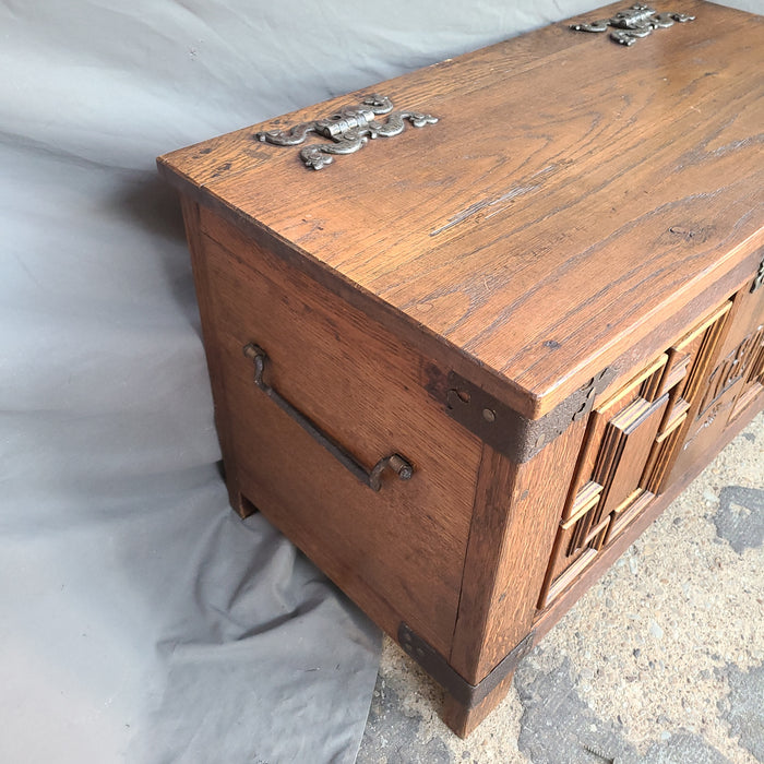 SMALL FLEMISH OAK COFFER WITH IRON HINGES