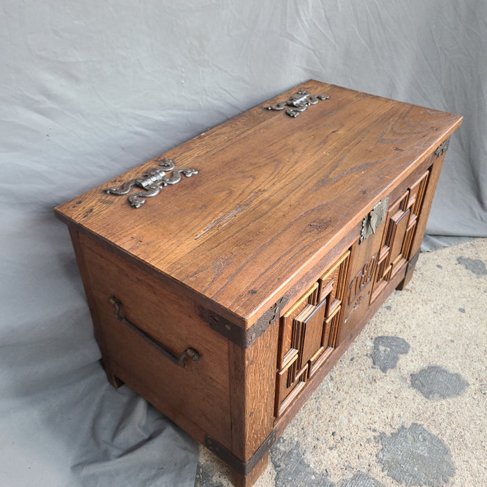 SMALL FLEMISH OAK COFFER WITH IRON HINGES