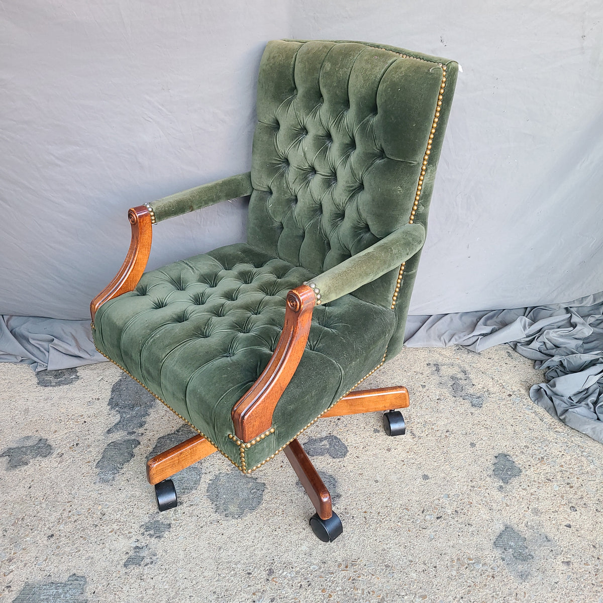 VINTAGE TUFTED GREEN SWIVEL DESK CHAIR Lots of Furniture