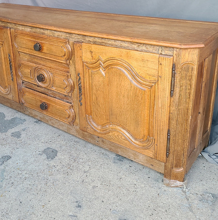 MEDIUM OAK 19TH CENTURY CANTED CORNER SIDEBOARD