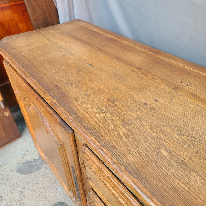 MEDIUM OAK 19TH CENTURY CANTED CORNER SIDEBOARD