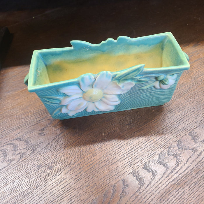 SMALL ROSEVILLE RECTANGULAR PLANTER WITH DAISY