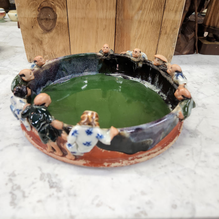 ROUND SUMIDA GAWA LARGE TRAY WITH TEN MEN ON THE RIM