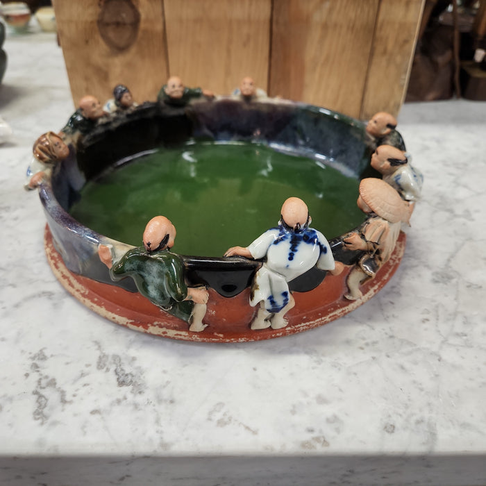 ROUND SUMIDA GAWA LARGE TRAY WITH TEN MEN ON THE RIM