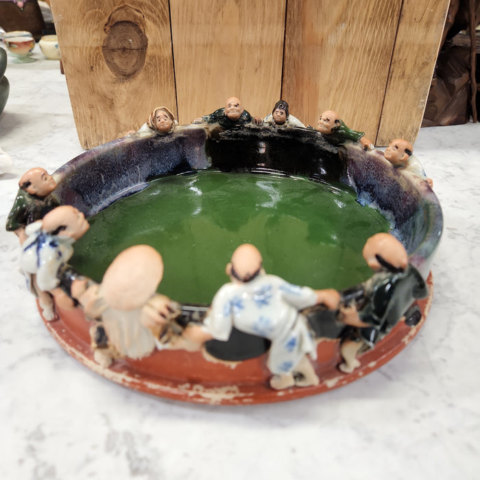ROUND SUMIDA GAWA LARGE TRAY WITH TEN MEN ON THE RIM